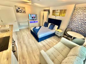 Televiisor ja/või meelelahutuskeskus majutusasutuses Cozy Downtown Retreat - Central Apartment with Short Walk to Beach