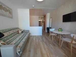 TV a/nebo společenská místnost v ubytování 3Min Walk Playa del Inglès Apartment