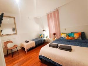 - une chambre avec 2 lits, un miroir et une chaise dans l'établissement Private Room Gothic Quarter, à Barcelone