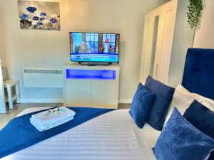 Voodi või voodid majutusasutuse Cozy Downtown Retreat - Central Apartment with Short Walk to Beach toas