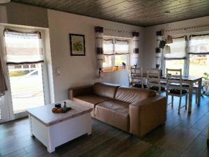 una sala de estar con un sofá y una mesa en Ferienhaus Lina, en Siegmundsburg