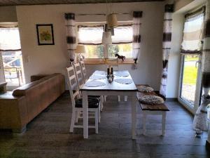 Un comedor con una mesa y sillas y un sofá. en Ferienhaus Lina, en Siegmundsburg 4 fotos más