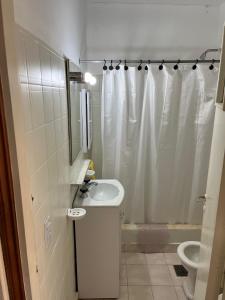 een witte badkamer met een wastafel en een douche bij Junto Al Mar Y Centro De Santa Clara, Dos Casas in Santa Clara del Mar