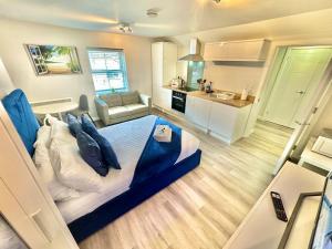 Köök või kööginurk majutusasutuses Cozy Downtown Retreat - Central Apartment with Short Walk to Beach