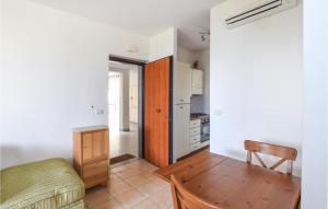 ein Wohnzimmer mit einem Tisch und einer Küche in der Unterkunft Awesome Apartment In Isca Marina With Kitchen in Badolato