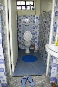 Beleen Homes II في نيروبي: حمام مع مرحاض ومغسلة وحذاء