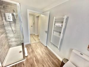 Vannituba majutusasutuses Cozy Downtown Retreat - Central Apartment with Short Walk to Beach +4 fotot