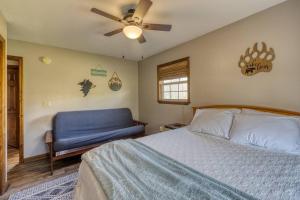 - une chambre avec un lit et un canapé bleu dans l'établissement Riverbend Escape - Waterfront - Hot Tub - Game Room, à Marble
