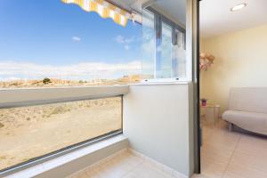 エル・メダノにあるEl Medanoの砂漠の景色を望む窓が備わる客室です。