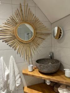 uma casa de banho com um lavatório e um espelho em Thatchcombe B&B em Wantage