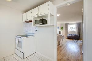 Dapur atau dapur kecil di Cleveland Vacation Rental Minutes to Downtown!