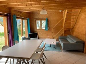 ein Wohnzimmer mit einem Tisch und einem Sofa in der Unterkunft Chalet de la Rua, Risoul Village in Risoul