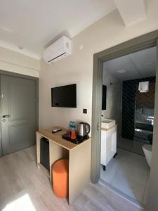 Habitación con cocina con encimera y fregadero. en Vera Edirne en Edirne