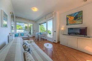 ein Wohnzimmer mit Couch und Flachbildfernseher in der Unterkunft Villa Orchidea by PortofinoHomes in Santa Margherita Ligure