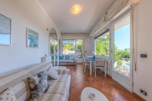 un soggiorno con divano e tavolo di Villa Orchidea by PortofinoHomes a Santa Margherita Ligure