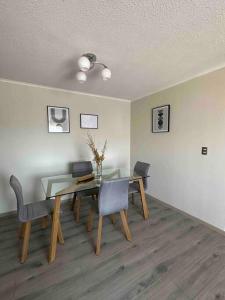 a dining room with a table and chairs at Apartamento Central Quillota con estacionamiento in Quillota