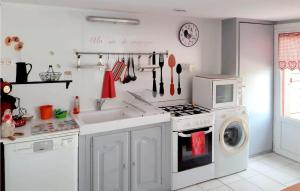 y cocina con fogones y lavadora. en 1 Bedroom Cozy Home In Granzay-gript, en Frontenay-Rohan-Rohan