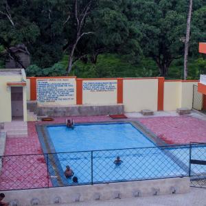 uma grande piscina com duas pessoas em Happy Trails Home- Green Wood Estate Mtwapa em Mtwapa