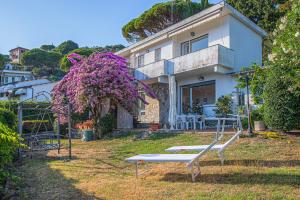 ein Haus mit einem Picknicktisch davor in der Unterkunft Villa Orchidea by PortofinoHomes in Santa Margherita Ligure