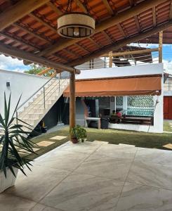 um pátio exterior com toldo e uma escada numa casa em Cantinho da Praia do Meio em São José de Ribamar