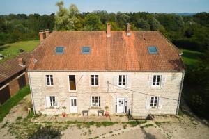 ChaumergyLe Meix的一座红屋顶的老砖房