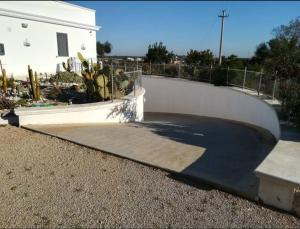 une rampe en béton devant un bâtiment blanc dans l'établissement DIMORA SULLA COLLINA, à Casarano