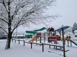 冬天的Camping Familial - Parc Aquatique - Grande Aire de Jeux à la Montagne
