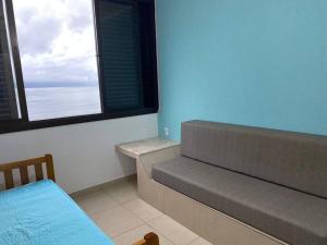 una camera con panchina e finestra con vista sull'oceano di Apto Areia azul-PÉ NA AREIA- PETFRIENDLY PREMIUM na prainha a Caraguatatuba