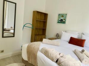 Postel nebo postele na pokoji v ubytování Le Castel Cabourg hôtel & SPA- Restaurant La Calypso