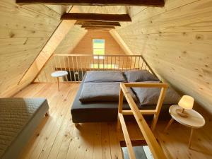 ein Schlafzimmer mit einem Bett in einer Holzhütte in der Unterkunft Hyggehytten auf Bornholm in Østermarie