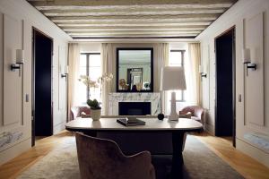 een woonkamer met een bureau en een open haard bij Palazzo Cristo in Venetië