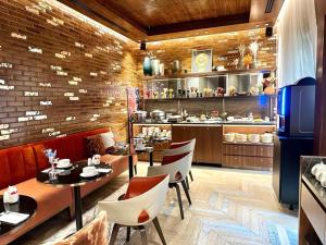 Reštaurácia alebo iné gastronomické zariadenie v ubytovaní CARD Hôtel