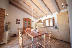 eine Küche mit einem Holztisch und Holzstühlen in der Unterkunft Trulli&Dimore - Trulli di Montaltino in Polignano a Mare