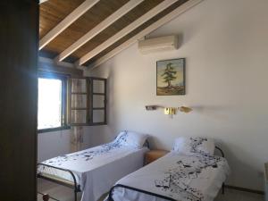 twee bedden in een kamer met een raam bij Floropounta in Trimiklini