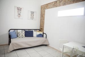 Un dormitorio con una cama con almohadas azules. en Marinai Home, en Catania