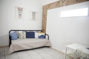 カターニアにあるMarinai Homeのベッドルーム(青い枕のベッド1台付)