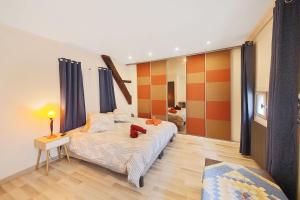 Un pat sau paturi într-o cameră la Le Barral