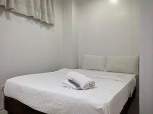 Ένα ή περισσότερα κρεβάτια σε δωμάτιο στο JP Santiago Studio Makati J204