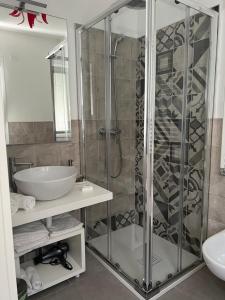 y baño con ducha acristalada y lavamanos. en Residenza Ca’ Vittoria, en Chioggia