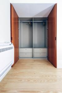 een lege kamer met een kast en een ventilator bij HM - Almada City Stay in Porto