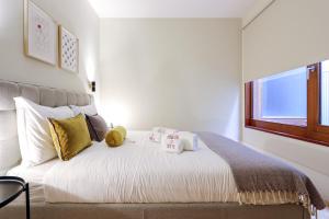een slaapkamer met een bed met twee teddyberen erop bij HM - Almada City Stay in Porto