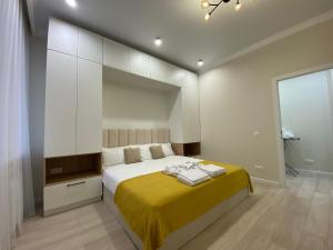 Un pat sau paturi într-o cameră la Новая квартира в ЖК "Millennium Park"