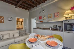 sala de estar con mesa y sofá en RomExperience Borgo Pio en Roma