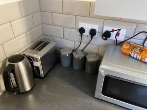 諾丁漢的住宿－Trent Bridge house，厨房柜台配有烤面包机和垃圾桶。
