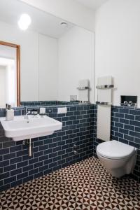 een badkamer met een wastafel en een toilet bij HM - Almada City Stay in Porto