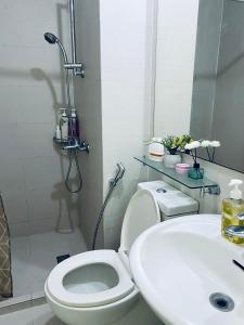 een badkamer met een wit toilet en een wastafel bij Azure Urban Residences by C&N in Manilla