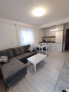 sala de estar con sofá y mesa en Dado, en Herceg-Novi