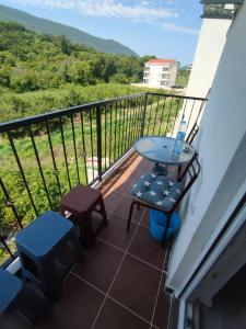 balcón con mesa, sillas y vistas en Dado, en Herceg-Novi