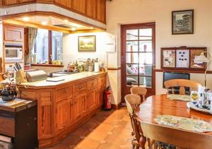cocina con mesa y comedor en Stunning 7 Bedroom Bungalow Alford Aberdeenshire en Alford