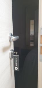 a door latch with a tag on a door at PANORAMIK in Acri
